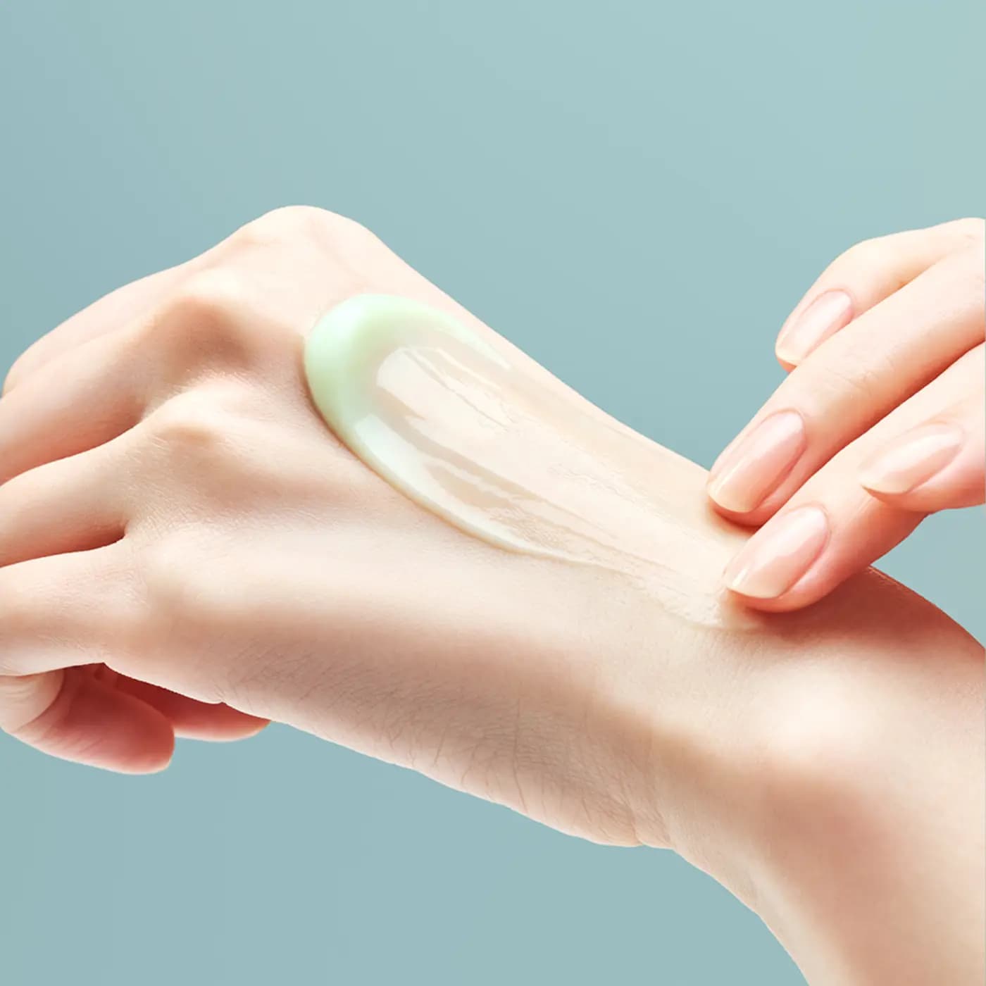 Textura de una crema aplicada sobre el dorso de la mano