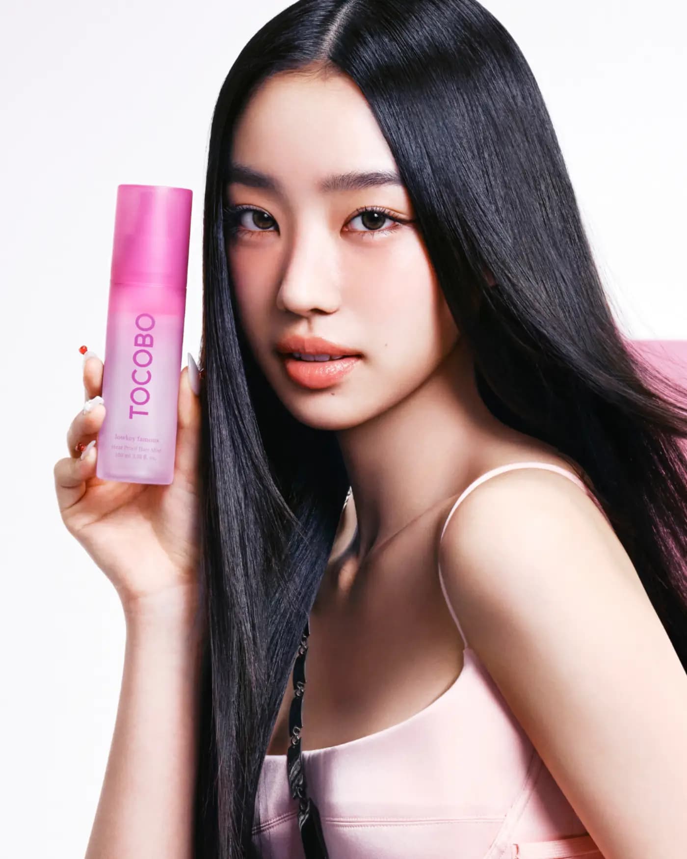 Mujer sosteniendo una bruma en spray de NanaYoung junto al rostro